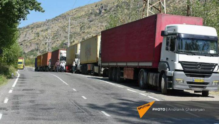 Իրանից տասնյակ բեռնատարներ կանգնած են մնացել Կարմրաքար-Դավիթ-Բեկ տանող խաչմերուկում.  armeniasputnik.am