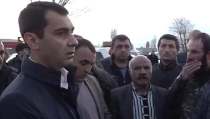 Ազատ գյուղի կացարանում հրդեհված 15 զինծառայողների ծնողները փակել են Երևան-Սևան մայրուղին